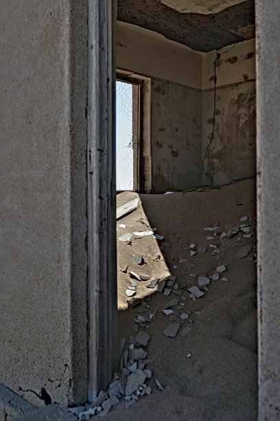 沙漠中的废弃房间图片下载