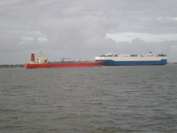 集装箱和汽车运输进出图片下载