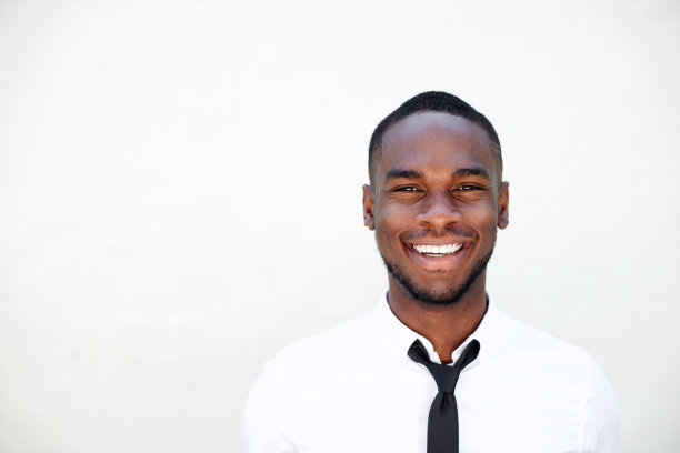 微笑的年轻非洲商人的肖像素材图片