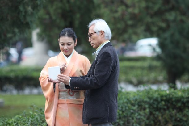一对日本夫妇在东福寺三门地区看照片图片下载