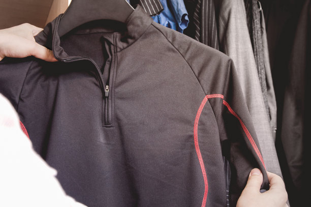 男人从壁橱里拿出一件热运动运动衫图片下载