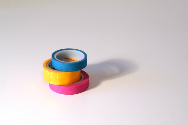 白色背景上彩色容器的特写镜头图片下载