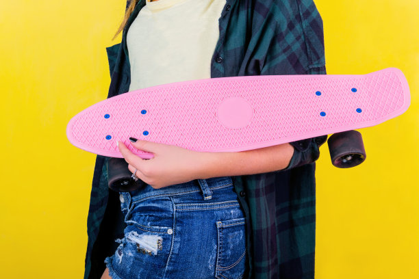 玩滑板的极端女孩图片下载