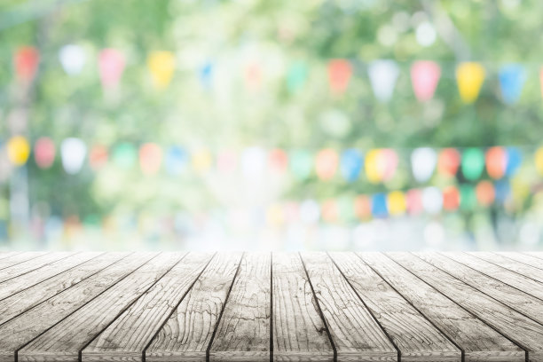 空木桌与党在花园的背景模糊。图片下载