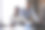 在办公室用电脑工作的商人素材图片