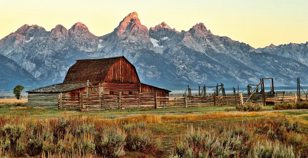 阳光普照的大提顿和莫尔顿谷仓图片下载