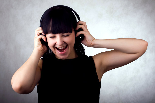 女孩戴着耳机图片下载