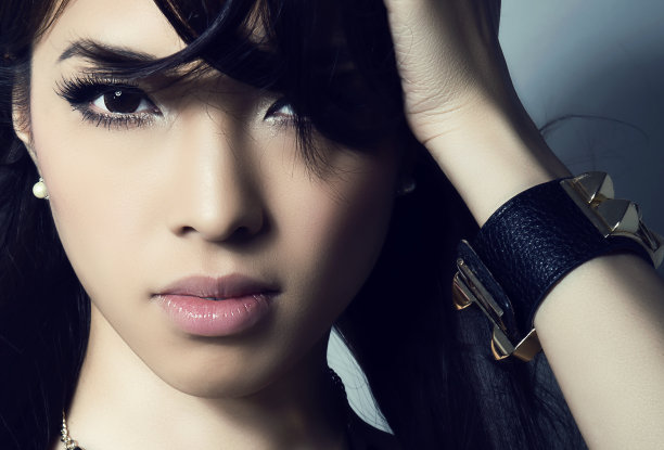 一个年轻美丽的亚洲女人的特写图片下载