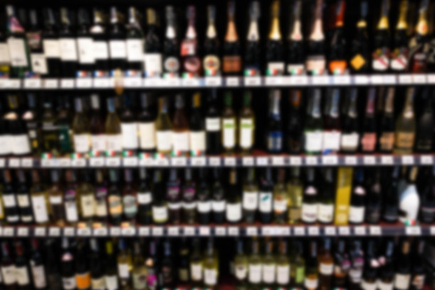 超市模糊背景与杂项产品货架图片下载