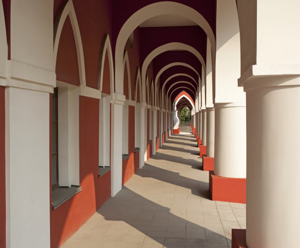 有柱子和拱门的建筑物。图片下载