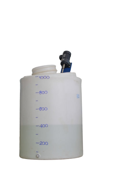 塑料罐与混合器隔离在白色背景。图片下载