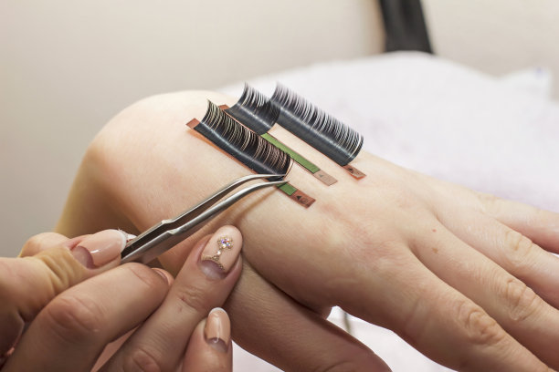 睫毛的延长过程，美容行业的美容沙龙拉图片下载