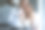 情侣穿着白衬衫，男女手牵着手。图片下载