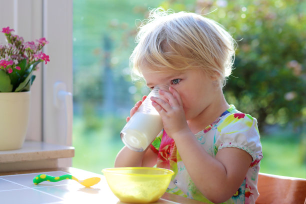 小女孩吃早餐素材图片