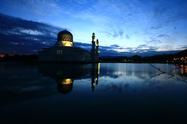 马来西亚婆罗洲沙巴州，哥打基纳巴卢城的日出清真寺图片下载