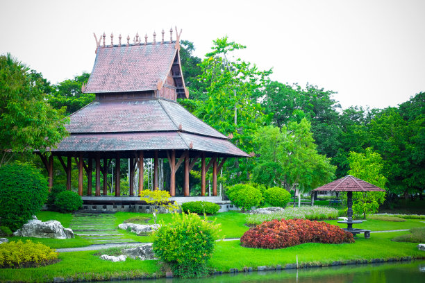 大亚洲国家风格的亭子在美丽的花园图片下载