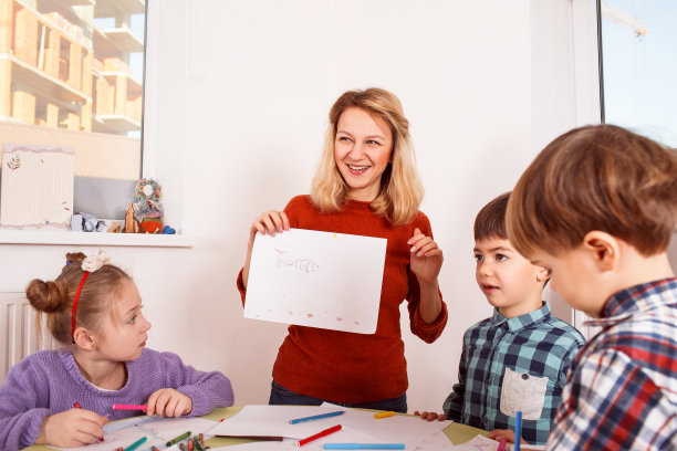 导师展示孩子画的画图片下载