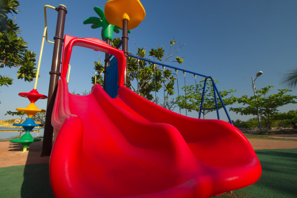 红桥滑在学校操场图片下载