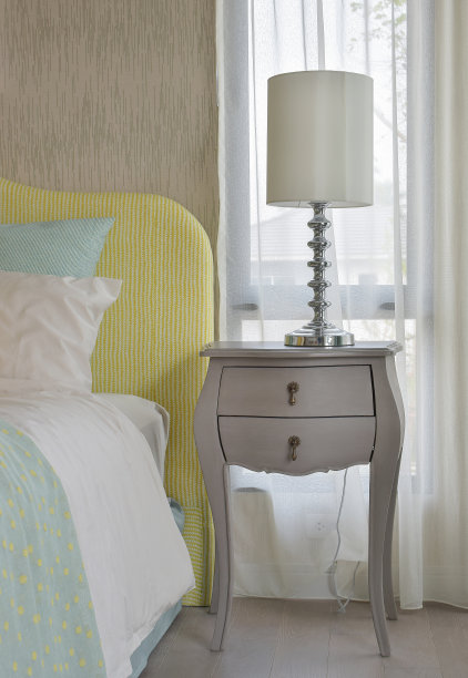 经典床头柜配台灯图片下载