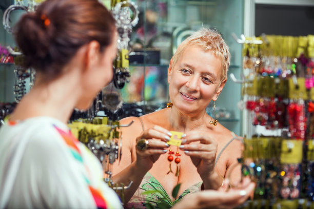 在配饰精品店的女人图片下载
