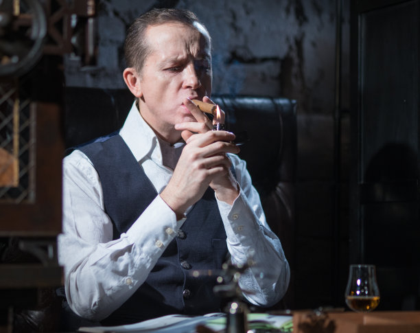 男人抽雪茄图片下载