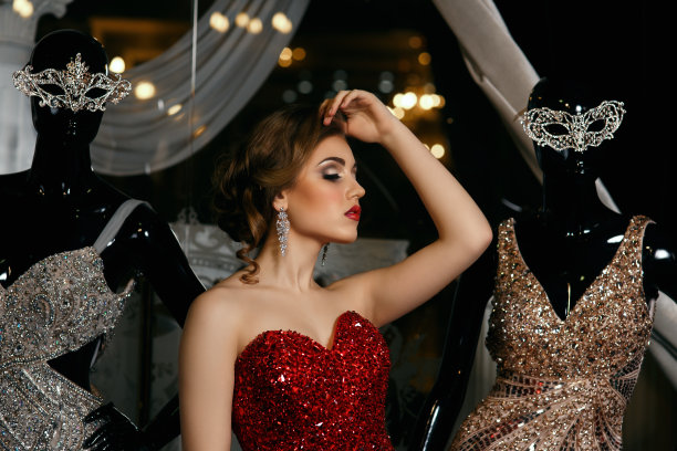 穿着红色长袍摆姿势的时尚女人图片下载