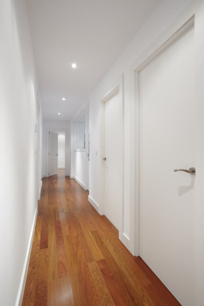 白色墙壁和镶木地板的房子走廊图片下载