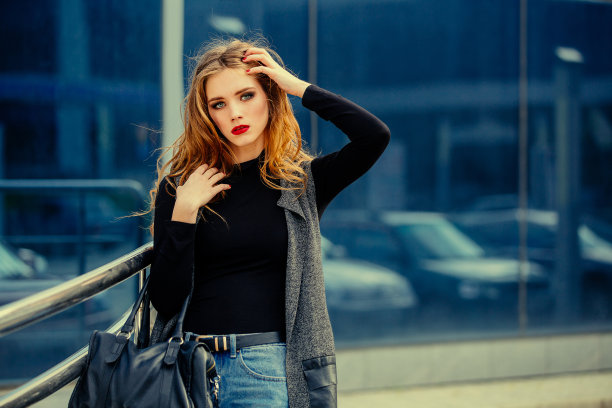 漂亮的化妆女孩。图片下载