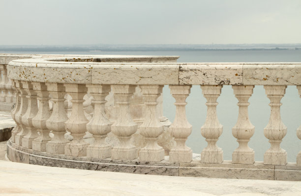 栏杆和塔古斯河的景色图片下载