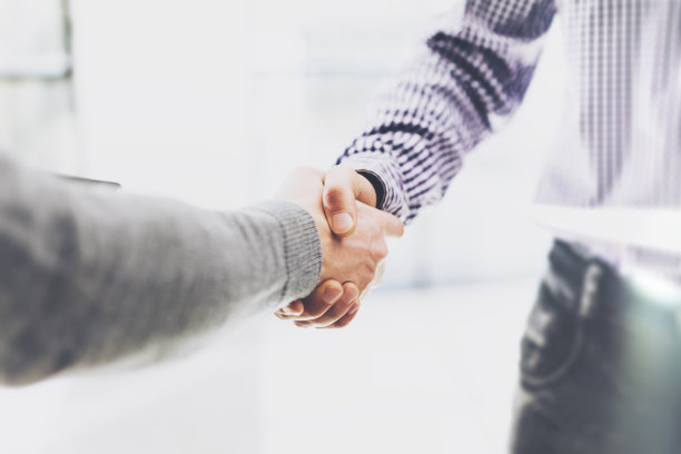 商业伙伴会议。商人形象握手。成功的商人握手后图片下载