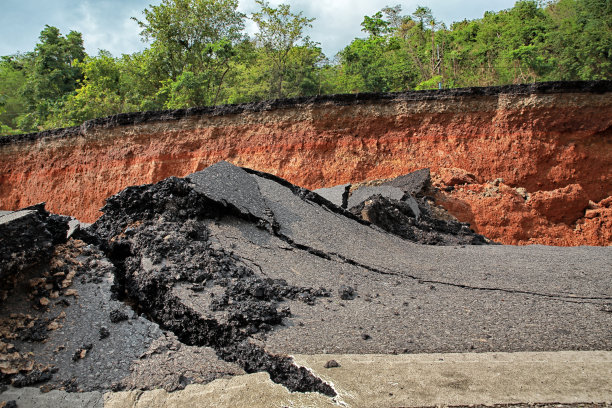 在沥青。沥青路面下的土层图片下载