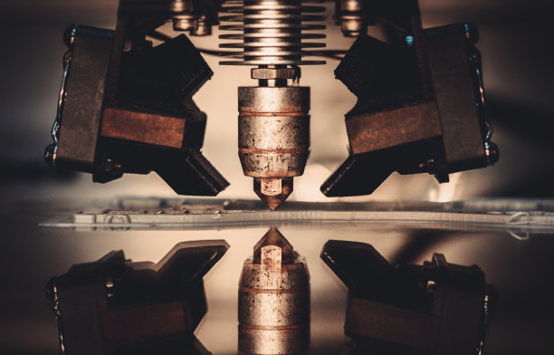 打印机打印灰色物体在镜面反射面特写图片下载