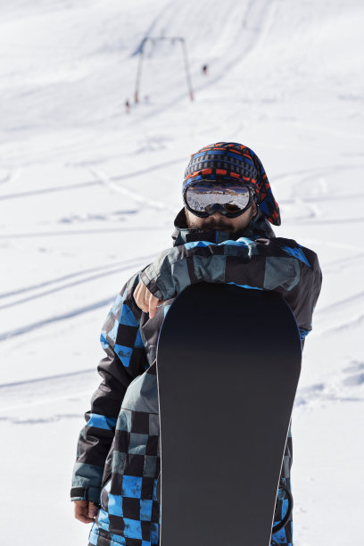 滑雪运动员对着摄像机图片下载