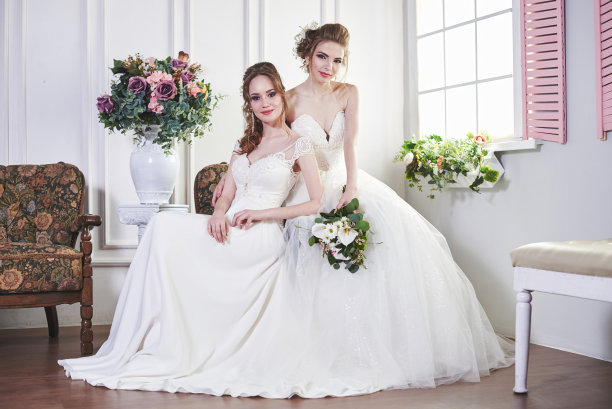 两个新娘玩得开心图片下载