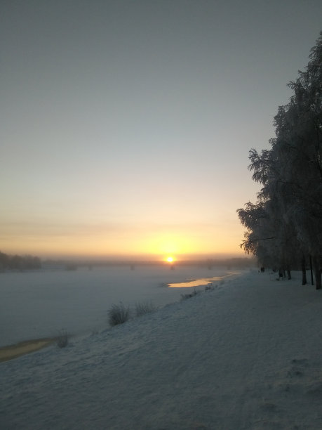 冬天的日出，Kemijoki河岸，罗瓦涅米，芬兰图片下载