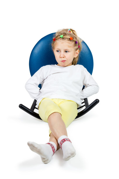 女孩躺在椅子上图片下载