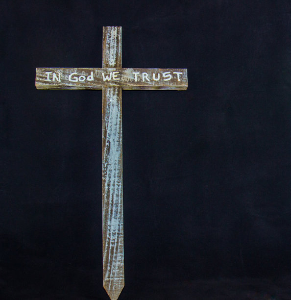 黑色背景下的木制十字架图片下载