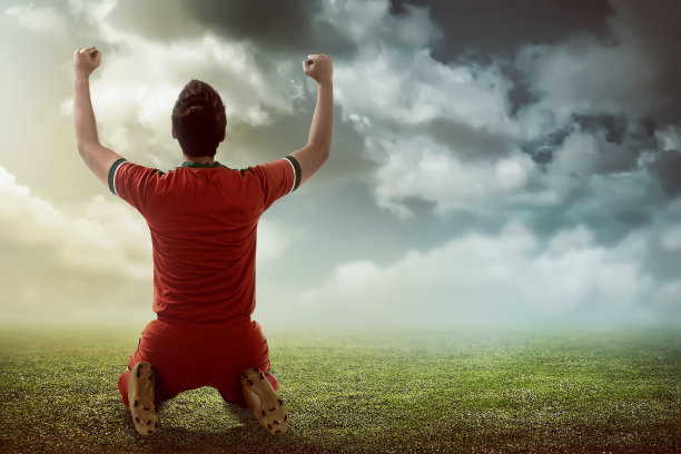 赢得足球运动员图片下载