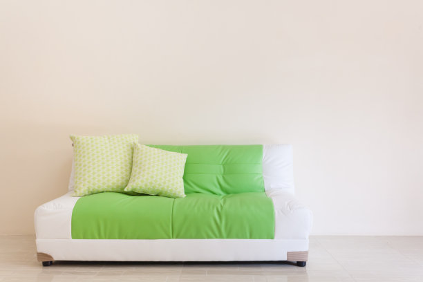 客厅，里面有绿白色的沙发图片下载