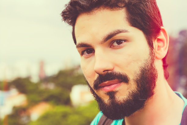 留着胡子的年轻男性看着镜头图片下载