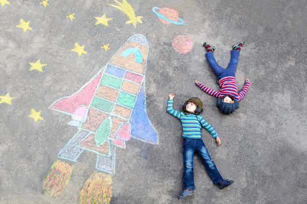 两个小男孩在航天飞机上用粉笔画图片下载