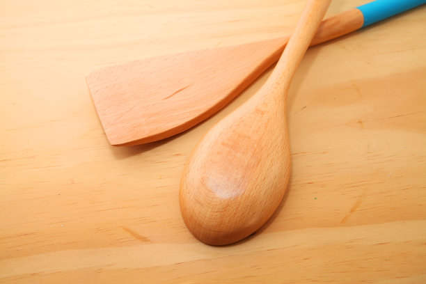 木制的沙拉勺或厨房用具图片下载