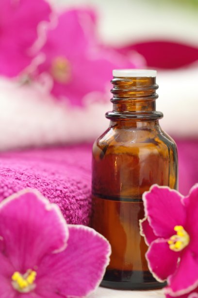 水疗设置与新鲜紫罗兰图片下载