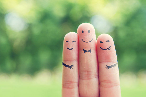 幸福的手指艺术家庭。图片下载