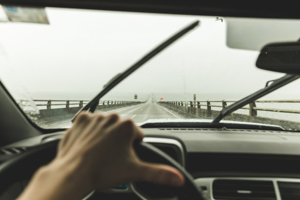 俄勒冈州阿斯托里亚附近一座大桥上的司机视角图片下载