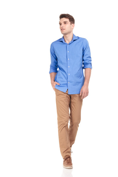 一个手插在口袋里走路的人图片下载