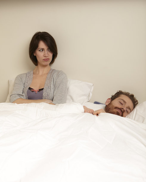 夫妻在床上图片下载