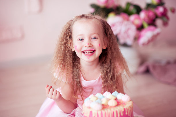 微笑的小女孩庆祝生日图片下载