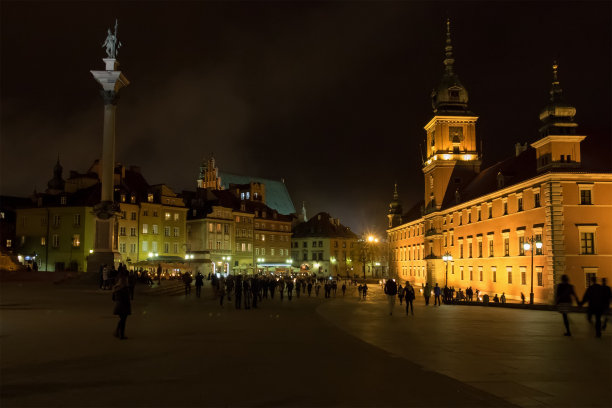 夜晚的华沙老城图片下载