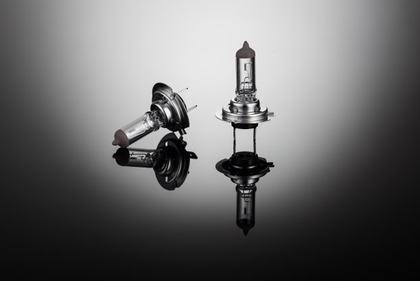 卤素汽车前灯灯泡H7或H4图片下载